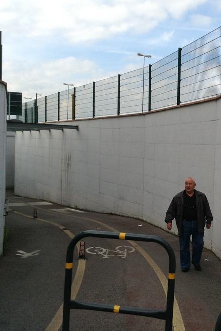 Un budello sotto la strada regno degli scippatori 