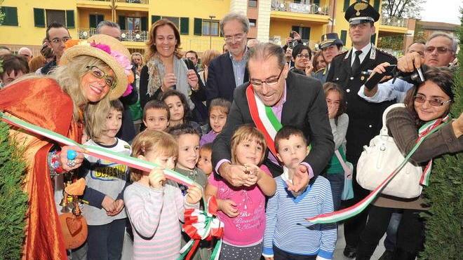 Taglio del nastro per la nuova materna