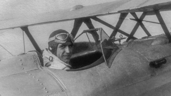 Una piazza intitolata al re dei piloti acrobatici