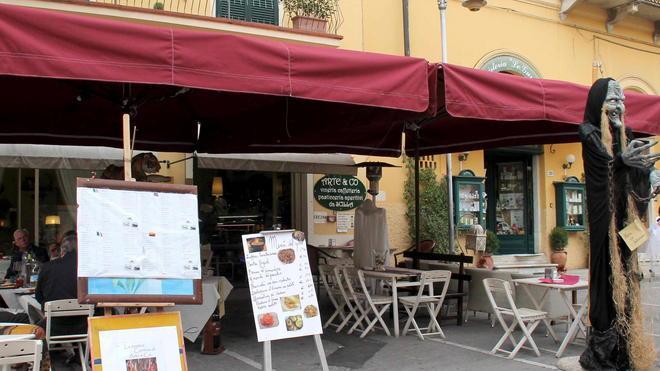 Bar in centro: troppi controlli, basta
