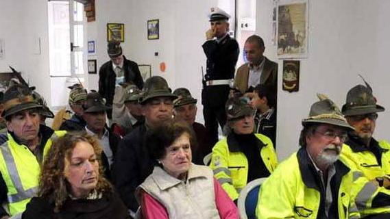 Sisma, targa in memoria di Sforzi e premio agli alpini