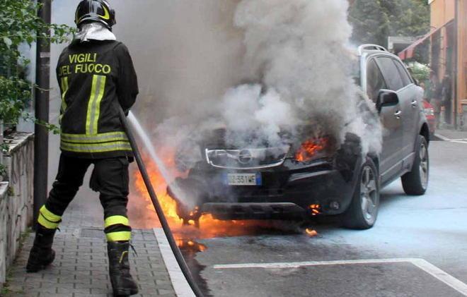 Suv si incendia in centro città 