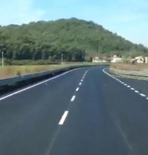 Strisce al contrario in curva sono tratteggiate