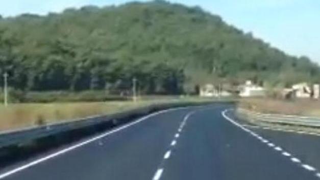 Strisce al contrario in curva sono tratteggiate