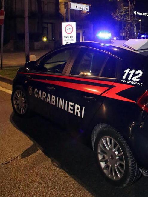 In auto alla guida senza patente 