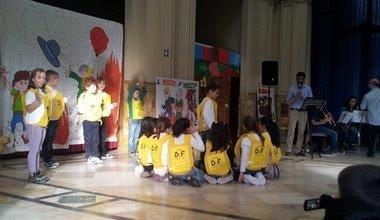Bambini sul palco per aiutare una loro compagna in attesa di trapianto 