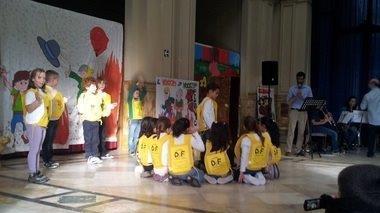Bambini sul palco per aiutare una loro compagna in attesa di trapianto