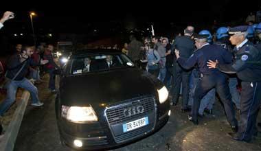 Carrozza contestata, pietre contro l’auto 