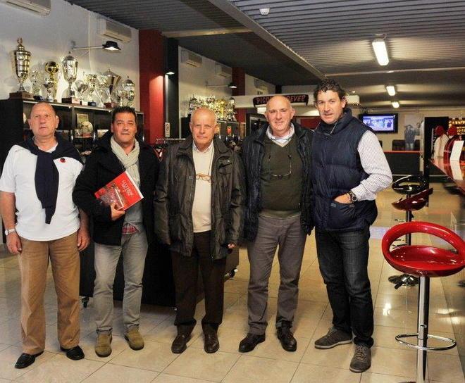 I vertici del S. Colombano Calcio a bocca aperta davanti al museo