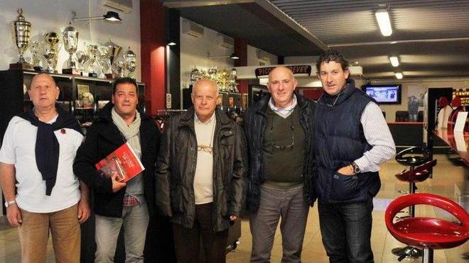 I vertici del S. Colombano Calcio a bocca aperta davanti al museo
