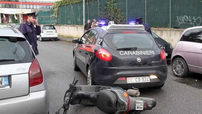 Inseguito tra le auto, fermato scippatore