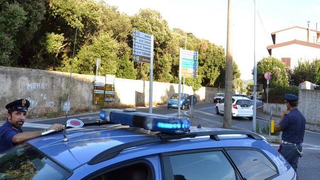 Caos e urla di notte sotto casa della ex