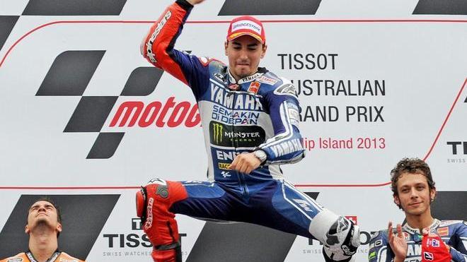 Honda si distrae, Lorenzo ne approfitta