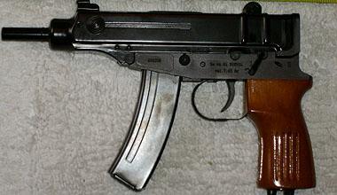 In casa con una mitraglietta Skorpion, arrestato 