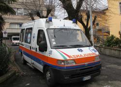 Cade dal balcone, si rompe il polso 