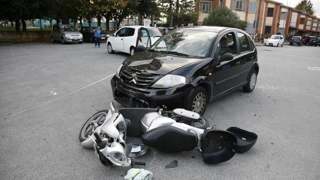 Botte in strada dopo un incidente stradale a Viareggio