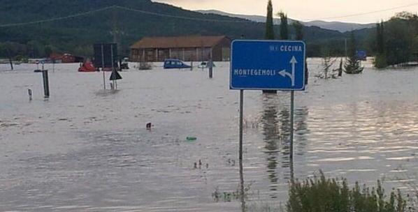 Il Cecina esonda: è incubo alluvione 