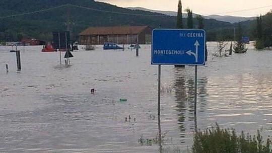 Il Cecina esonda: è incubo alluvione