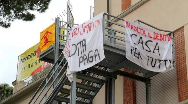 Colombo occupato: Federazione della sinistra divisa