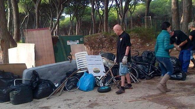 In pineta a raccogliere rifiuti
