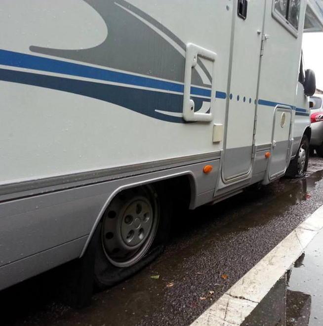 Vandali scatenati in città Raid di auto nella notte 