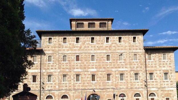 Minaccia la ex con una catena: arrestato