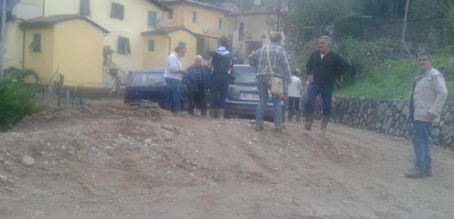 Donna portata via da uno smottamento, tragedia sfiorata