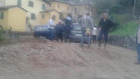 Donna portata via da uno smottamento, tragedia sfiorata