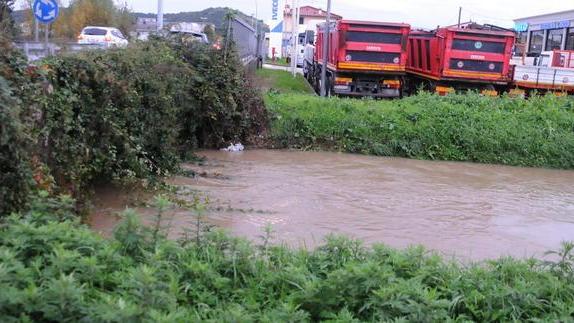 Preoccupa soltanto il rio Ralla frana vicino a una casa a Porcari