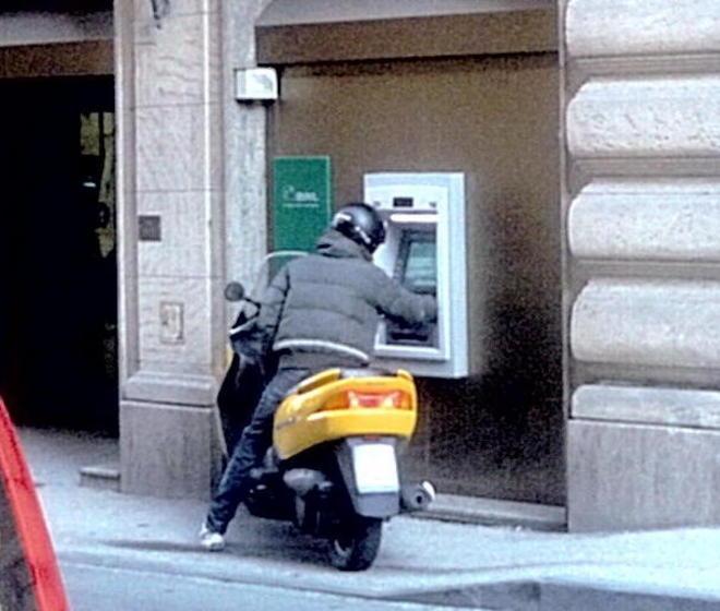 Con lo scooter al bancomat ma senza scendere dalla sella