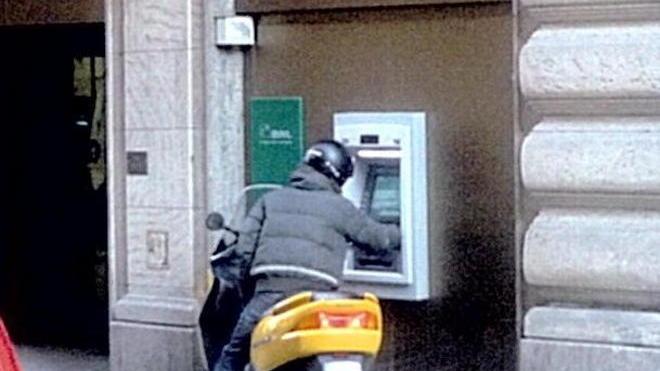 Con lo scooter al bancomat ma senza scendere dalla sella