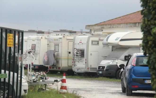Furti nei camper, venti mezzi danneggiati 
