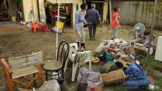 Garage inondati di melma residenti contro il Consorzio