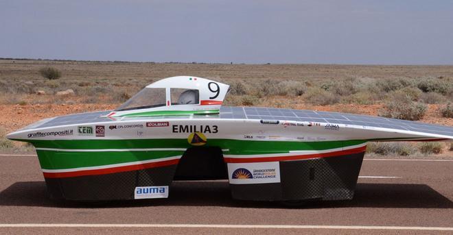 Tremila chilometri su strade australiane spinto solo dal sole 