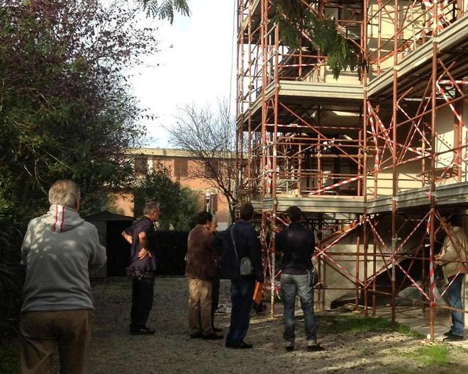 Cade da un’impalcatura e muore 