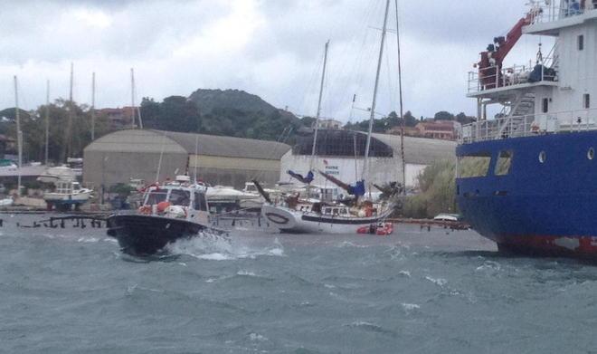 Maltempo, barca a vela rimane incagliata nella zona portuale 