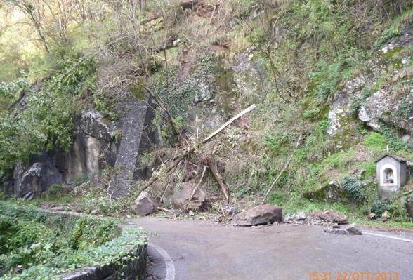 Una valanga di terra sulla Mammianese Strada bloccata 