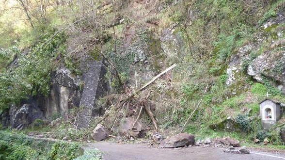 Una valanga di terra sulla Mammianese Strada bloccata
