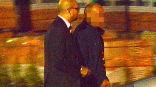 Sale su una gru, minaccia di gettarsi per evitare lo sfratto