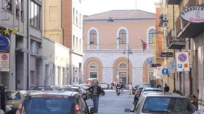 Degrado, sporcizia e siringhe nel parcheggio lato via Battisti
