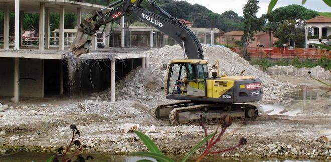Ruspe in azione, ecomostro demolito entro fine anno 
