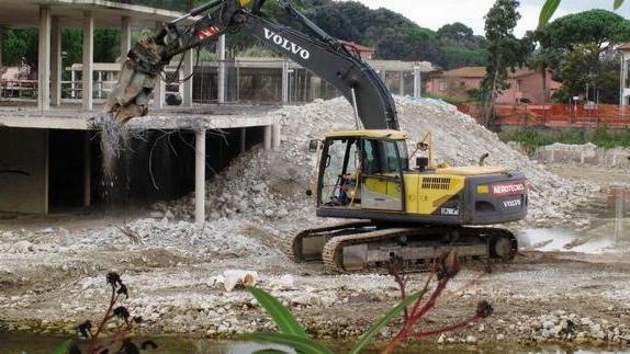 Ruspe in azione, ecomostro demolito entro fine anno