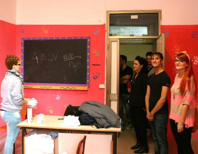 Gli studenti dipingono le aule e scrivono alla Provincia