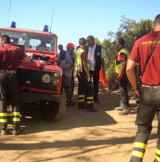 Un falò per riscaldarsi in attesa del nuovo giorno 