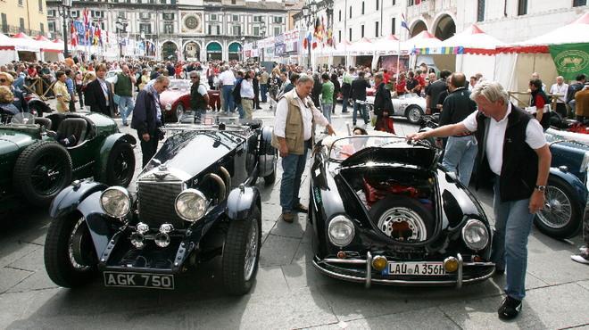 Le auto storiche delle Mille Miglia arrivano in centro storico 