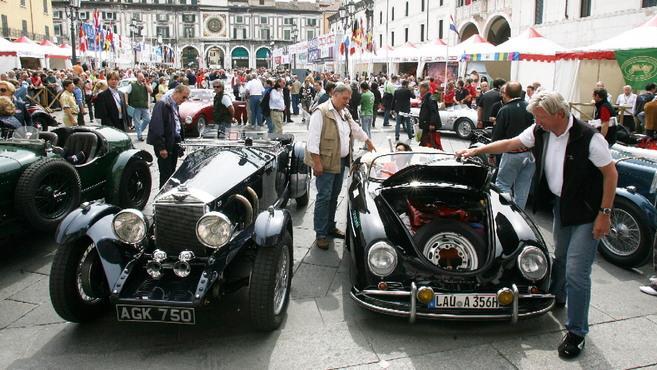 Le auto storiche delle Mille Miglia arrivano in centro storico