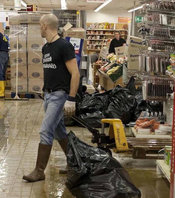 Due ore di pioggia, la città va in tilt 