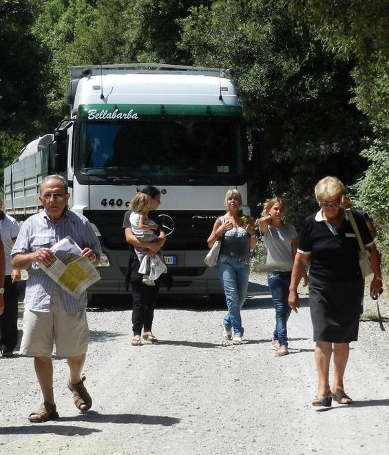 Nel mirino degli anti-discarica vigili e funzionari comunali