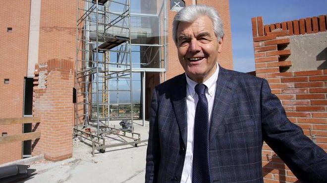 Altri 4 mesi e 750mila euro in più per i maxi-ascensori