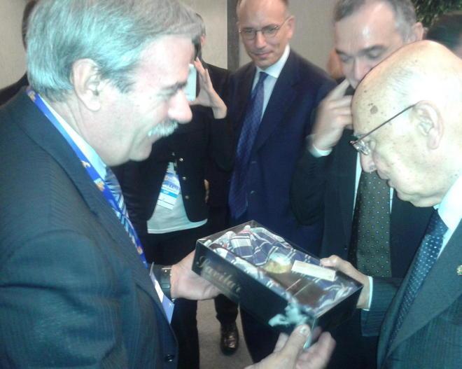 Un tartufo bianco di San Miniato al presidente Napolitano 